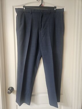 Haggar Men's Gray Flat-Front Dress Pants